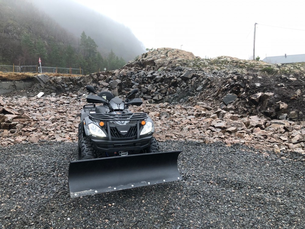 Iron 450 montert med brøyteskjær.